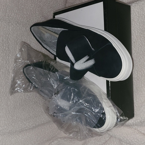 Nine West 9.5 suede navy sneaker skater with bow NWB and box women's shoes - Picture 2 of 5
